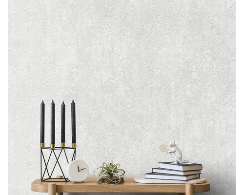 Gestructureerd vliesbehang voor een muur met decoratie op een houten dressoir