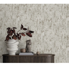 Gestructureerd vliesbehang met stucwerk uitstraling op muur achter een dressoir met decoratie