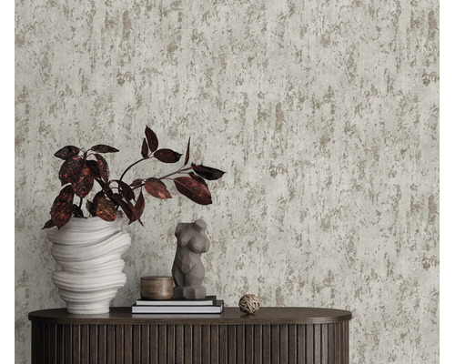 Gestructureerd vliesbehang met stucwerk uitstraling op muur achter een dressoir met decoratie