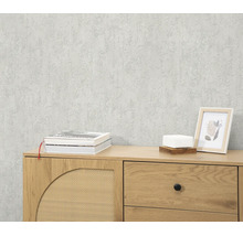 Gestructureerd vliesbehang voor een houten dressoir met decoratieve voorwerpen in een modern interieur