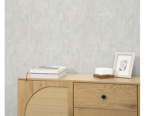Gestructureerd vliesbehang voor een houten dressoir met decoratieve voorwerpen in een modern interieur