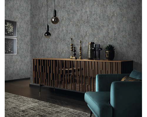 Woonkamer met vliesbehang met steenlook, houten dressoir met verticale latten, twee hanglampen, decoratie en een moderne fauteuil.