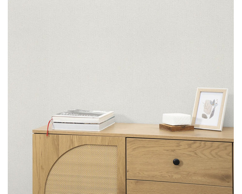 Gestructureerd vliesbehang voor een houten dressoir met boeken en fotolijst in een modern interieur.