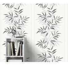 Vliesbehang met bloemrijk bamboemotief op een effen ondergrond, geschikt voor wanddecoratie in woonruimtes.