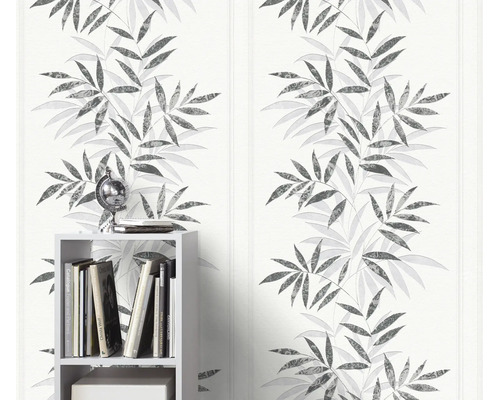 Vliesbehang met bloemrijk bamboemotief op een effen ondergrond, geschikt voor wanddecoratie in woonruimtes.