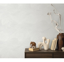 Getextureerd vliesbehang met geveegde look voor een dressoir met decoratieve objecten