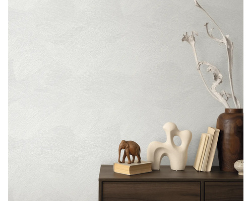 Getextureerd vliesbehang met geveegde look voor een dressoir met decoratieve objecten