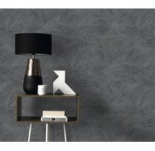 Woonkamer met gestructureerd vliesbehang, een bijzettafel, tafellamp en decoratieartikelen voor een muur met behang.
