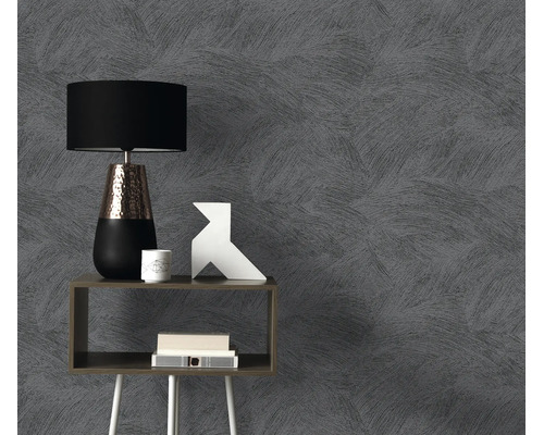 Woonkamer met gestructureerd vliesbehang, een bijzettafel, tafellamp en decoratieartikelen voor een muur met behang.