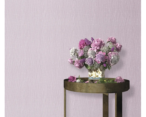 Gestructureerd behang met subtiele textuur in een interieur, inclusief een bijzettafel met een boeket pioenrozen.