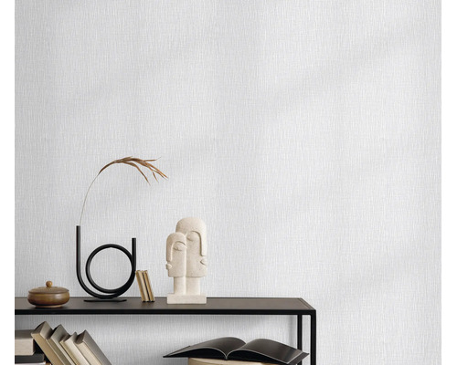 Gestructureerd behang met fijne verticale lijnen, gepresenteerd in een minimalistische woonomgeving.