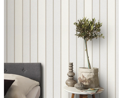 Gestructureerd behang met verticale strepen in een slaapkamer met nachtkastje en olijfboom