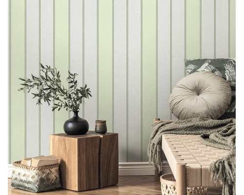 Vliesbehang met verticaal streepmotief in een woonkamer met houten tafel en decoratie.