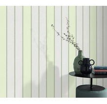 Gestructureerd behang met verticaal streeppatroon in een woonkamer met tafel en decoratie.