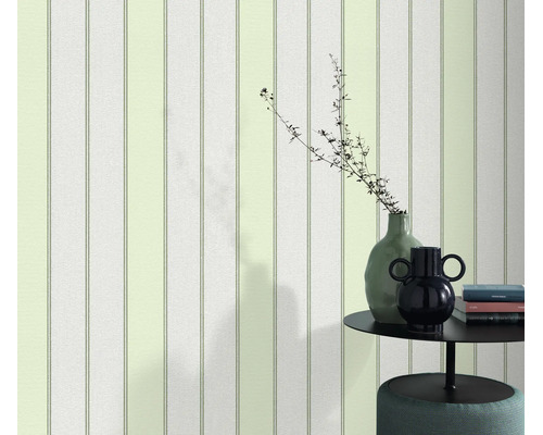 Gestructureerd behang met verticaal streeppatroon in een woonkamer met tafel en decoratie.