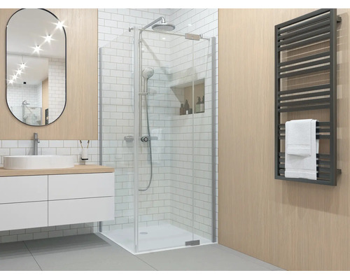 Moderne badkamer met glazen hoekdouche, wit wastafelmeubel, ovale spiegel en donkere handdoekradiator tegen wanden met houtlook.
