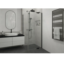 Moderne badkamer met glazen douche, zwarte douchekraan, witte opzetwastafel en grijze handdoekradiator.