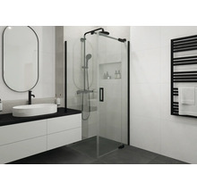 Moderne badkamer met glazen hoekdouche, zwart douchesysteem, wit wastafelmeubel met opbouwkom, zwarte kraan en handdoekradiator.