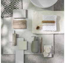 Moodboard voor badkamerontwerp met tegels in marmer- en houtlook, zeepdispenser, houten tandenborstel, handdoeken en diverse wandtegels.