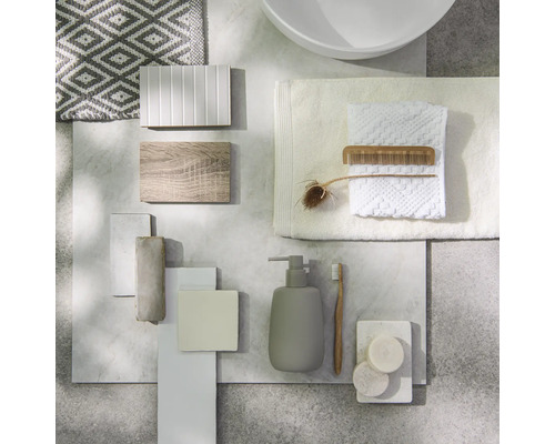 Moodboard voor badkamerontwerp met tegels in marmer- en houtlook, zeepdispenser, houten tandenborstel, handdoeken en diverse wandtegels.