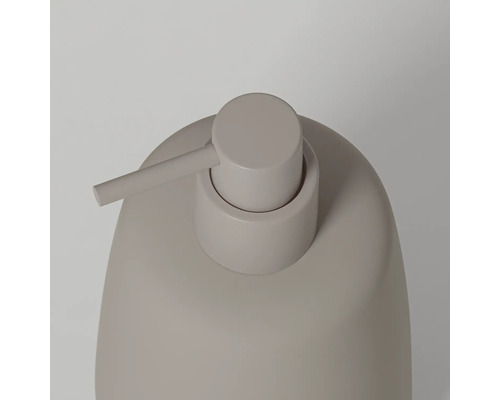 Zeepdispenser met afgerond design en mat oppervlak, close-up van de pomp.