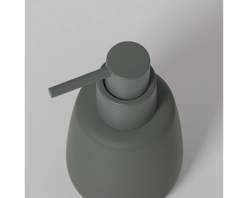 Matte zeepdispenser in groen met een afgeronde romp en cilindrische pomp.