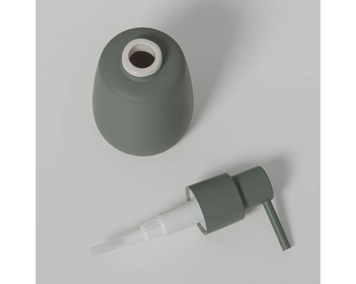 Keramische zeepdispenser in matgroen met losgeschroefde pompkop.