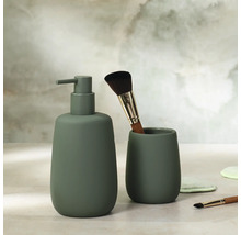 Zeepdispenser en tandenpoetsbeker in mat groen.