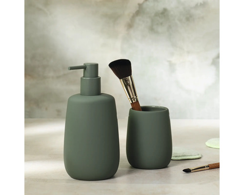 Zeepdispenser en tandenpoetsbeker in mat groen.