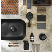 Badkamer moodboard met zwarte opzetwastafel, zwarte handdouche, zeepdispenser, zeepschaal en diverse materiaalmonsters.