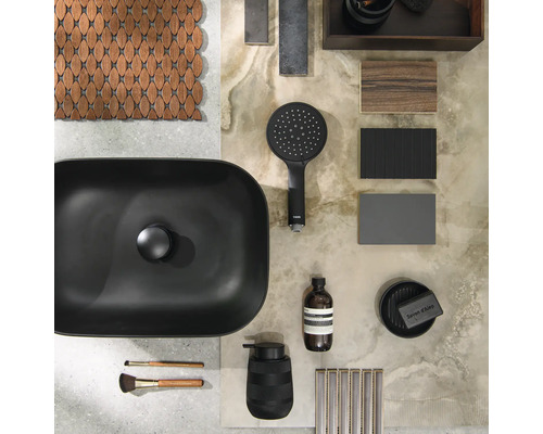 Badkamer moodboard met zwarte opzetwastafel, zwarte handdouche, zeepdispenser, zeepschaal en diverse materiaalmonsters.