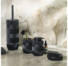 Moderne zwarte badkameraccessoireset met textuur, bestaande uit een toiletborstelhouder, zeepdispenser, beker en zeepschaaltje.