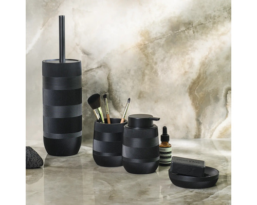 Moderne zwarte badkameraccessoireset met textuur, bestaande uit een toiletborstelhouder, zeepdispenser, beker en zeepschaaltje.