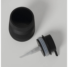 Geopende zwarte kunststof zeepdispenser met een gestructureerd oppervlak en een losse pompkop met aanzuigbuis.