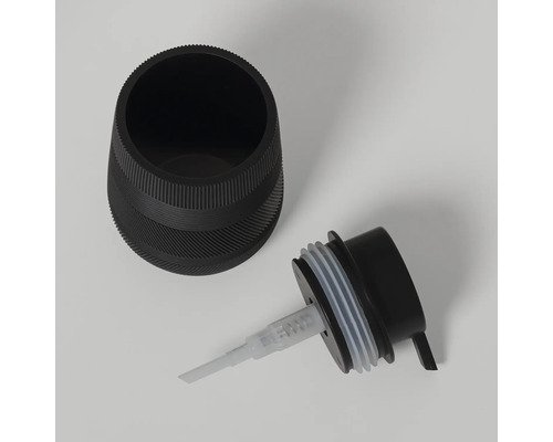 Geopende zwarte kunststof zeepdispenser met een gestructureerd oppervlak en een losse pompkop met aanzuigbuis.