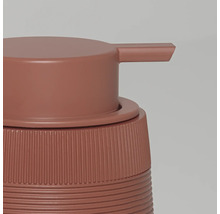 Zeepdispenser met geribbelde structuur op de behuizing en een vlakke pompkop.