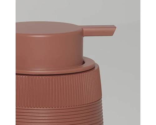 Zeepdispenser met geribbelde structuur op de behuizing en een vlakke pompkop.