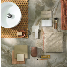 Bovenaanzicht van een moodboard voor de badkamer met een witte wastafel, tegels in verschillende texturen, een handdoek en badkameraccessoires.