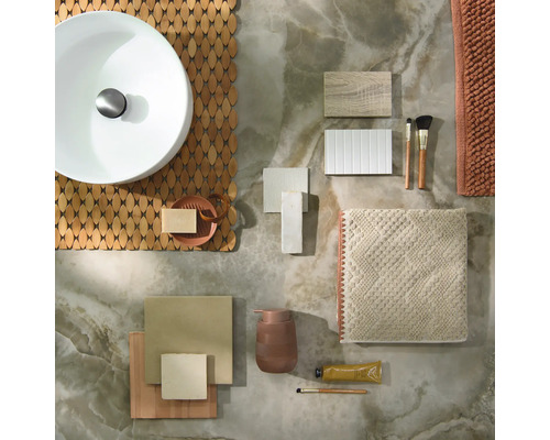 Bovenaanzicht van een moodboard voor de badkamer met een witte wastafel, tegels in verschillende texturen, een handdoek en badkameraccessoires.
