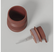 Terracotta-kleurige zeepdispenser van kunststof met gestructureerd oppervlak, tweedelig met reservoir en pompkop.