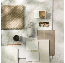 Helder moodboard voor de badkamer met Sealskin Logo zeepdispenser, tandenborstel, handdoek, zeep, kam en tegelstalen in steen- en houtlook.