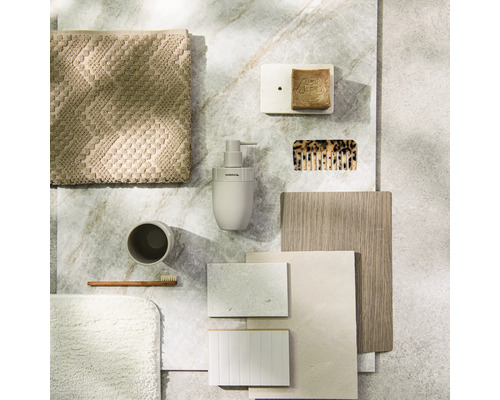 Helder moodboard voor de badkamer met Sealskin Logo zeepdispenser, tandenborstel, handdoek, zeep, kam en tegelstalen in steen- en houtlook.
