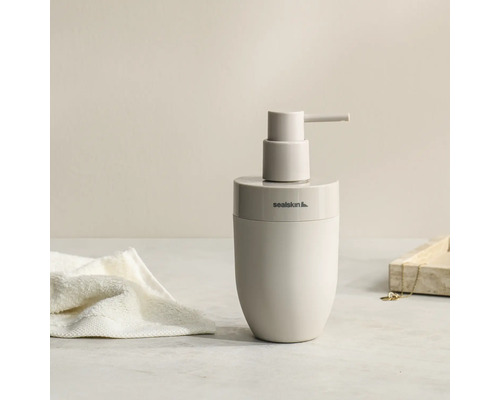 Moderne zeepdispenser met een afgeronde vorm en pompkop, Sealskin Logo.