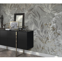 Vliesbehang met bloemmotief in moderne uitstraling voor een zwarte ladekast met decoratieartikelen in een stijlvol ingerichte kamer.
