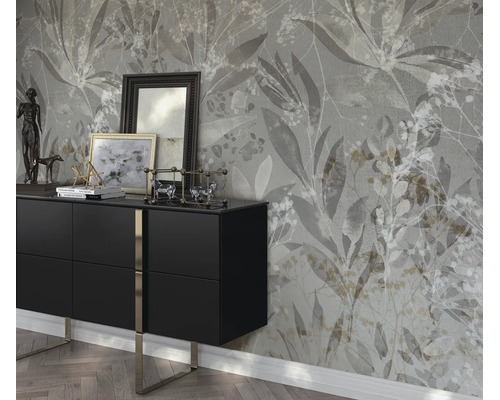 Vliesbehang met bloemmotief in moderne uitstraling voor een zwarte ladekast met decoratieartikelen in een stijlvol ingerichte kamer.