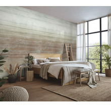 Moderne slaapkamer met vliesbehang in horizontale houtlook, gecombineerd met natuurlijke houten elementen en grote raampartijen.