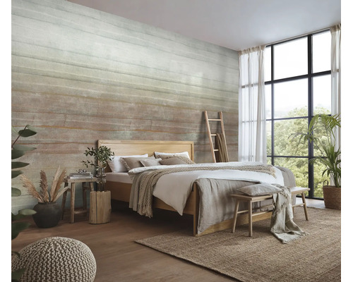 Moderne slaapkamer met vliesbehang in horizontale houtlook, gecombineerd met natuurlijke houten elementen en grote raampartijen.