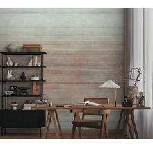 Moderne werkkamer met vliesbehang in betonlook met horizontale strepenstructuur, zwart metalen rek en houten bureau.