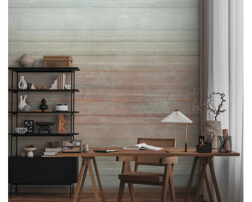 Moderne werkkamer met vliesbehang in betonlook met horizontale strepenstructuur, zwart metalen rek en houten bureau.