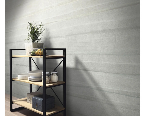 Muur met tegels in steenlook en een metalen rek met houten planken en decoratieve objecten in een woonruimte.